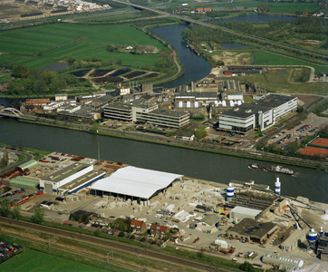 805578 Luchtfoto van het famaceutisch bedrijf ACF (Straatweg 2) te Maarssen; op de voorgrond het fabrieksterrein van ...
